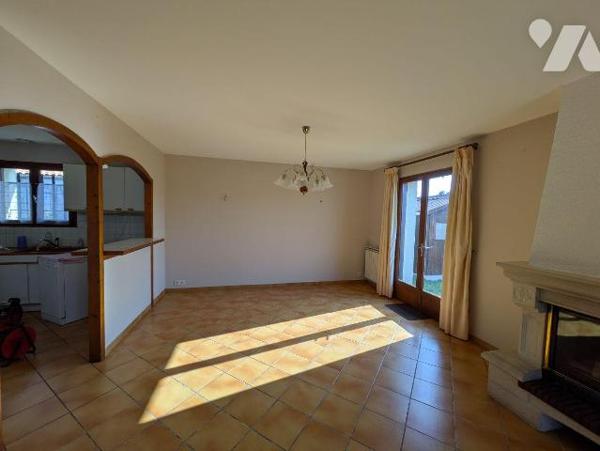 Centre ville et au calme Maison de plain pied de 80 m² avec un jardin clos de 404 m² comprenant...