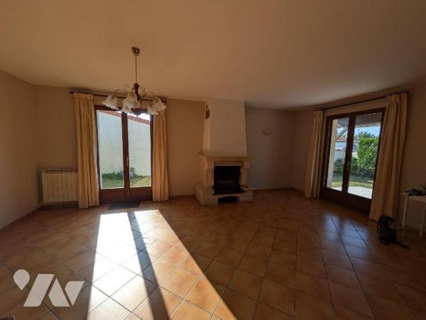 Centre ville et au calme Maison de plain pied de 80 m² avec un jardin clos de 404 m² comprenant...