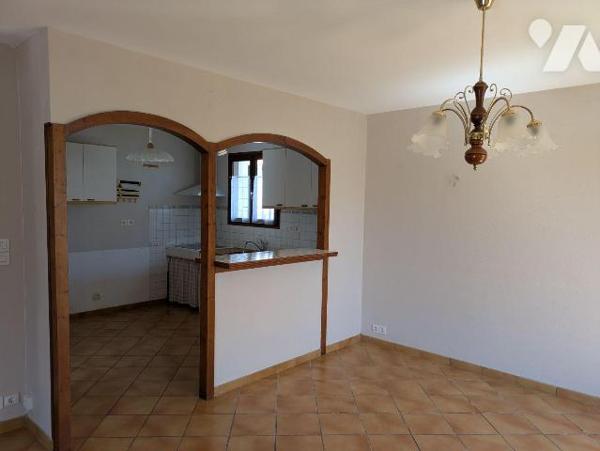 Centre ville et au calme Maison de plain pied de 80 m² avec un jardin clos de 404 m² comprenant...