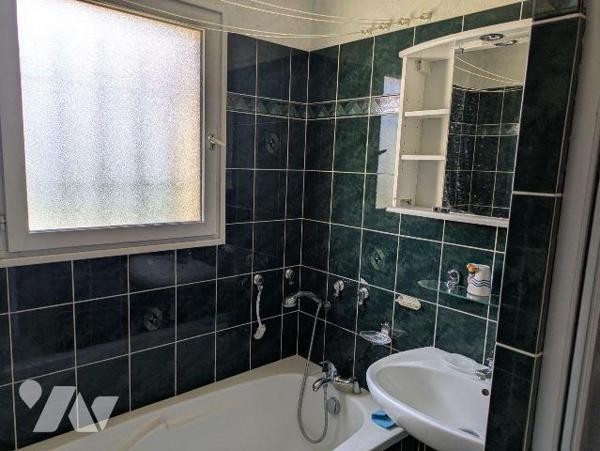 Centre ville et au calme Maison de plain pied de 80 m² avec un jardin clos de 404 m² comprenant...