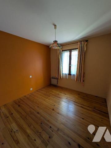 Centre ville et au calme Maison de plain pied de 80 m² avec un jardin clos de 404 m² comprenant...