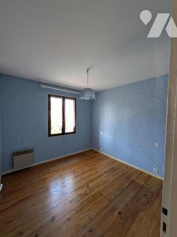 Centre ville et au calme Maison de plain pied de 80 m² avec un jardin clos de 404 m² comprenant...