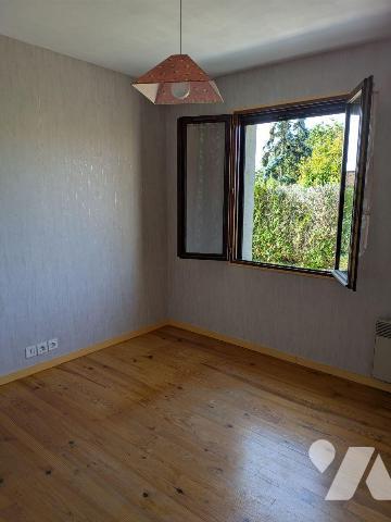 Centre ville et au calme Maison de plain pied de 80 m² avec un jardin clos de 404 m² comprenant...