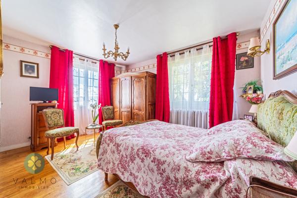 Maison
                                                                                                                                                                                                                                                                                                                        6 pièce(s)                                                                                                                                                                                                          5 chambre(s)                                                                                                                                                                                                          160  m²