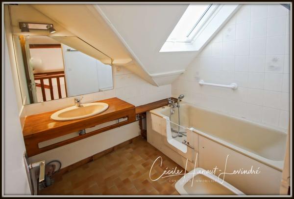 Jullouville (50610) SAINT-PAIR SUR MER - 1 km de la plage. Pavillon 1976 - 110 m² - 6 pièces - 3 chambres. Terrain 750 m².