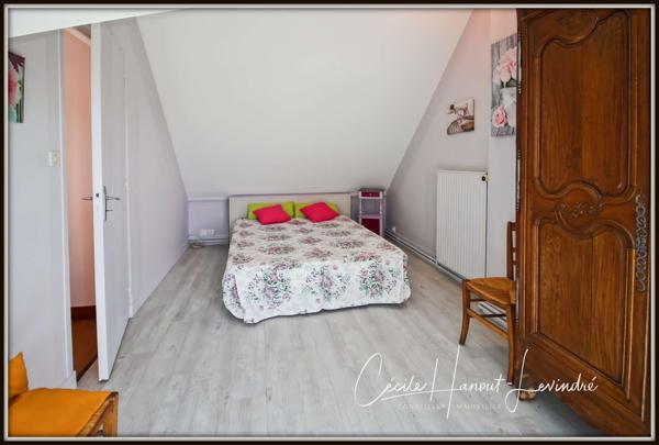 Jullouville (50610) SAINT-PAIR SUR MER - 1 km de la plage. Pavillon 1976 - 110 m² - 6 pièces - 3 chambres. Terrain 750 m².