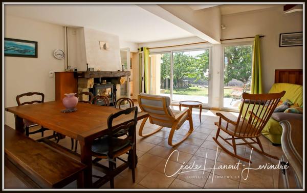 Jullouville (50610) SAINT-PAIR SUR MER - 1 km de la plage. Pavillon 1976 - 110 m² - 6 pièces - 3 chambres. Terrain 750 m².