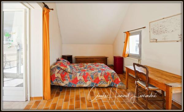 Jullouville (50610) SAINT-PAIR SUR MER - 1 km de la plage. Pavillon 1976 - 110 m² - 6 pièces - 3 chambres. Terrain 750 m².