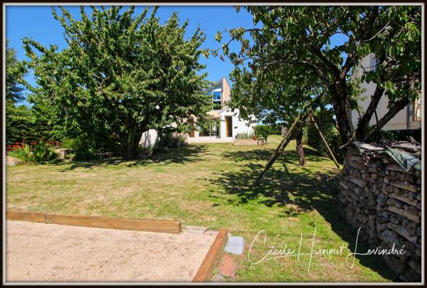 Jullouville (50610) SAINT-PAIR SUR MER - 1 km de la plage. Pavillon 1976 - 110 m² - 6 pièces - 3 chambres. Terrain 750 m².