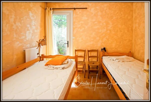 Jullouville (50610) SAINT-PAIR SUR MER - 1 km de la plage. Pavillon 1976 - 110 m² - 6 pièces - 3 chambres. Terrain 750 m².