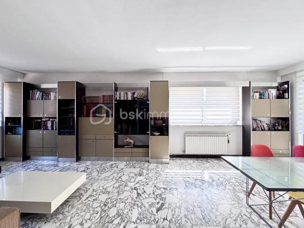 A Lunéville, quartier résidentiel, villa de facture hautement qualitative de l'architecte Bernard Humbert . 
Surface habitable 230 m2 en 3 demi-niveaux dont un plateau-bureaux aménagé PMR de 33 m2 
Surface technique et polyvalente : 60 m2  ( garage deux véhicules commandés, cave )
soit une surface globale utile de 290 m2
Terrasse rez-de-jardin de 15 m2 et terrasse coté rue de 10 m2 en étage.
Contenance cadastrale de 550 m2.

Le séjour et la cuisine disposent d'un accès de plain-pied à la terrasse qui domine le jardin en cœur-d’ilôt. La demie-volée d'escalier lui fournit un accès direct depuis l'entrée qui profite ainsi d'une échappée visuelle lumineuse et accueillante. 
A l'étage supérieur s'organise la partie nuit avec trois chambres, une salle d'eau et son WC indépendant. Deux chambres se partagent une terrasse en surplomb de la rue.  

Sous ce niveau se déploie le plateau de bureaux avec accès indépendant, une pièce équipée home-cinéma et un ensemble WC indépendant et salle d'eau. 
Au niveau sous-sol semi-enterré, nous trouvons une lingerie-chaufferie avec accès au jardin et le vaste garage large de 4 mètres pour 2 places commandées, accessible par une rampe confortable et une porte sectionnelle motorisée.

Vous pourrez juger sur place du haut niveau d'équipement :
Ainsi pour la cuisine, une hotte, un plan de travail en inox alimentaire et des meubles aux façades thermoformées et laquées gris irisé d'origine.
Aux sanitaires, toutes les robinetteries sont de marque et ont été renouvelées. 
Le chauffage est assuré par un réseau de radiateurs fonte d'aluminium tous pilotables à distance.
La menuiserie extérieure – récemment renouvelée- de la réputée marque K-line est d'aluminium thermolaqué gris galet à double-vitrage gaz argon, verre basse émissivité et verrouillage 3 points des portes-fenêtres.  
Les toit-terrasses réservent des capacités d'aménagements extérieurs voire d'extension (à vérifier cependant ).
Toutes les sanitaires ont des sols et murs revêtus de pâtes de verre aux teintes toniques soit unies soit en motifs géométriques d'inspiration végétale ou de tissus jacquard.
Notez que la crédence émaillée de la cuisine n'est pas sans évoquer Roger Capron. L'entrée, les dégagements, escaliers et séjour déploient un marbre blanc de Carrare au graphisme gris-noir que l'on retrouve aux endroits-clés tels que les seuils et tablettes des ouvertures.

Ce havre de paix, en quartier résidentiel dispose de tous les services et commerces à proximité  : le marché est à 10 minutes de marche, l'établissement Saint-Pierre-Fourier à 5 et la gare à 7. 
Ce bien qui n'a connu que ses commanditaires et ses propriétaires actuels a bénéficié opportunément de mise à niveau appréciables tels que le remplacement récent de la chaudière  par une De Dietrich de sol à condensation et une isolation par l’extérieure conséquente. Bref, tout étant impeccable, ce bien témoigne d'un haut niveau de réalisation et du soin extrême qui lui a été prodigué depuis un demi siècle.
Il ne s'adresse donc qu'aux amoureux des seventies parmi lesquels, celles et ceux qui adhèrent à cette conception en demi-niveaux et aux apports lumineux démultipliés.
Pour raisons de confidentialité, la diffusion photographique est réduite et je me ferai une joie de compléter vos informations (plans d'origine, diagnostics, factures, biographie de l'architecte).