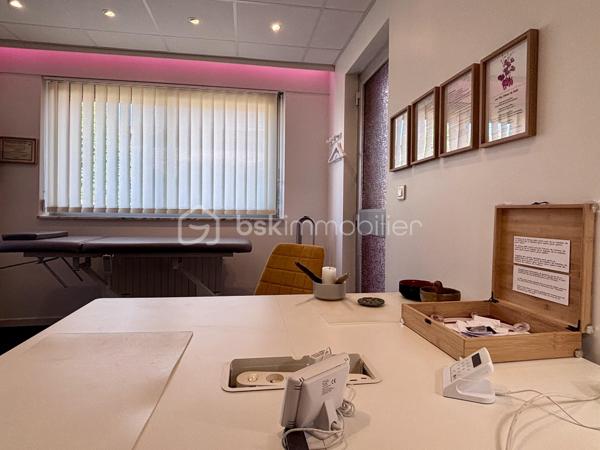 A Lunéville, quartier résidentiel, villa de facture hautement qualitative de l'architecte Bernard Humbert . 
Surface habitable 230 m2 en 3 demi-niveaux dont un plateau-bureaux aménagé PMR de 33 m2 
Surface technique et polyvalente : 60 m2  ( garage deux véhicules commandés, cave )
soit une surface globale utile de 290 m2
Terrasse rez-de-jardin de 15 m2 et terrasse coté rue de 10 m2 en étage.
Contenance cadastrale de 550 m2.

Le séjour et la cuisine disposent d'un accès de plain-pied à la terrasse qui domine le jardin en cœur-d’ilôt. La demie-volée d'escalier lui fournit un accès direct depuis l'entrée qui profite ainsi d'une échappée visuelle lumineuse et accueillante. 
A l'étage supérieur s'organise la partie nuit avec trois chambres, une salle d'eau et son WC indépendant. Deux chambres se partagent une terrasse en surplomb de la rue.  

Sous ce niveau se déploie le plateau de bureaux avec accès indépendant, une pièce équipée home-cinéma et un ensemble WC indépendant et salle d'eau. 
Au niveau sous-sol semi-enterré, nous trouvons une lingerie-chaufferie avec accès au jardin et le vaste garage large de 4 mètres pour 2 places commandées, accessible par une rampe confortable et une porte sectionnelle motorisée.

Vous pourrez juger sur place du haut niveau d'équipement :
Ainsi pour la cuisine, une hotte, un plan de travail en inox alimentaire et des meubles aux façades thermoformées et laquées gris irisé d'origine.
Aux sanitaires, toutes les robinetteries sont de marque et ont été renouvelées. 
Le chauffage est assuré par un réseau de radiateurs fonte d'aluminium tous pilotables à distance.
La menuiserie extérieure – récemment renouvelée- de la réputée marque K-line est d'aluminium thermolaqué gris galet à double-vitrage gaz argon, verre basse émissivité et verrouillage 3 points des portes-fenêtres.  
Les toit-terrasses réservent des capacités d'aménagements extérieurs voire d'extension (à vérifier cependant ).
Toutes les sanitaires ont des sols et murs revêtus de pâtes de verre aux teintes toniques soit unies soit en motifs géométriques d'inspiration végétale ou de tissus jacquard.
Notez que la crédence émaillée de la cuisine n'est pas sans évoquer Roger Capron. L'entrée, les dégagements, escaliers et séjour déploient un marbre blanc de Carrare au graphisme gris-noir que l'on retrouve aux endroits-clés tels que les seuils et tablettes des ouvertures.

Ce havre de paix, en quartier résidentiel dispose de tous les services et commerces à proximité  : le marché est à 10 minutes de marche, l'établissement Saint-Pierre-Fourier à 5 et la gare à 7. 
Ce bien qui n'a connu que ses commanditaires et ses propriétaires actuels a bénéficié opportunément de mise à niveau appréciables tels que le remplacement récent de la chaudière  par une De Dietrich de sol à condensation et une isolation par l’extérieure conséquente. Bref, tout étant impeccable, ce bien témoigne d'un haut niveau de réalisation et du soin extrême qui lui a été prodigué depuis un demi siècle.
Il ne s'adresse donc qu'aux amoureux des seventies parmi lesquels, celles et ceux qui adhèrent à cette conception en demi-niveaux et aux apports lumineux démultipliés.
Pour raisons de confidentialité, la diffusion photographique est réduite et je me ferai une joie de compléter vos informations (plans d'origine, diagnostics, factures, biographie de l'architecte).