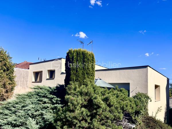 A Lunéville, quartier résidentiel, villa de facture hautement qualitative de l'architecte Bernard Humbert . 
Surface habitable 230 m2 en 3 demi-niveaux dont un plateau-bureaux aménagé PMR de 33 m2 
Surface technique et polyvalente : 60 m2  ( garage deux véhicules commandés, cave )
soit une surface globale utile de 290 m2
Terrasse rez-de-jardin de 15 m2 et terrasse coté rue de 10 m2 en étage.
Contenance cadastrale de 550 m2.

Le séjour et la cuisine disposent d'un accès de plain-pied à la terrasse qui domine le jardin en cœur-d’ilôt. La demie-volée d'escalier lui fournit un accès direct depuis l'entrée qui profite ainsi d'une échappée visuelle lumineuse et accueillante. 
A l'étage supérieur s'organise la partie nuit avec trois chambres, une salle d'eau et son WC indépendant. Deux chambres se partagent une terrasse en surplomb de la rue.  

Sous ce niveau se déploie le plateau de bureaux avec accès indépendant, une pièce équipée home-cinéma et un ensemble WC indépendant et salle d'eau. 
Au niveau sous-sol semi-enterré, nous trouvons une lingerie-chaufferie avec accès au jardin et le vaste garage large de 4 mètres pour 2 places commandées, accessible par une rampe confortable et une porte sectionnelle motorisée.

Vous pourrez juger sur place du haut niveau d'équipement :
Ainsi pour la cuisine, une hotte, un plan de travail en inox alimentaire et des meubles aux façades thermoformées et laquées gris irisé d'origine.
Aux sanitaires, toutes les robinetteries sont de marque et ont été renouvelées. 
Le chauffage est assuré par un réseau de radiateurs fonte d'aluminium tous pilotables à distance.
La menuiserie extérieure – récemment renouvelée- de la réputée marque K-line est d'aluminium thermolaqué gris galet à double-vitrage gaz argon, verre basse émissivité et verrouillage 3 points des portes-fenêtres.  
Les toit-terrasses réservent des capacités d'aménagements extérieurs voire d'extension (à vérifier cependant ).
Toutes les sanitaires ont des sols et murs revêtus de pâtes de verre aux teintes toniques soit unies soit en motifs géométriques d'inspiration végétale ou de tissus jacquard.
Notez que la crédence émaillée de la cuisine n'est pas sans évoquer Roger Capron. L'entrée, les dégagements, escaliers et séjour déploient un marbre blanc de Carrare au graphisme gris-noir que l'on retrouve aux endroits-clés tels que les seuils et tablettes des ouvertures.

Ce havre de paix, en quartier résidentiel dispose de tous les services et commerces à proximité  : le marché est à 10 minutes de marche, l'établissement Saint-Pierre-Fourier à 5 et la gare à 7. 
Ce bien qui n'a connu que ses commanditaires et ses propriétaires actuels a bénéficié opportunément de mise à niveau appréciables tels que le remplacement récent de la chaudière  par une De Dietrich de sol à condensation et une isolation par l’extérieure conséquente. Bref, tout étant impeccable, ce bien témoigne d'un haut niveau de réalisation et du soin extrême qui lui a été prodigué depuis un demi siècle.
Il ne s'adresse donc qu'aux amoureux des seventies parmi lesquels, celles et ceux qui adhèrent à cette conception en demi-niveaux et aux apports lumineux démultipliés.
Pour raisons de confidentialité, la diffusion photographique est réduite et je me ferai une joie de compléter vos informations (plans d'origine, diagnostics, factures, biographie de l'architecte).