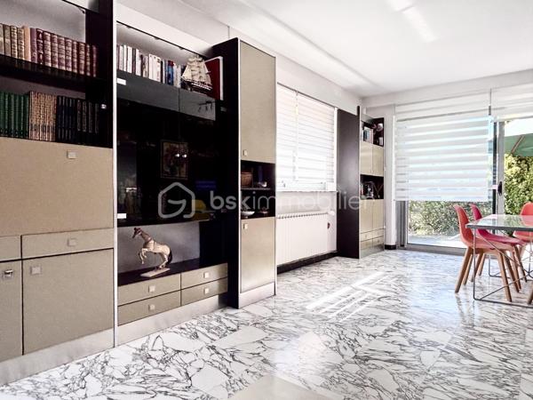 A Lunéville, quartier résidentiel, villa de facture hautement qualitative de l'architecte Bernard Humbert . 
Surface habitable 230 m2 en 3 demi-niveaux dont un plateau-bureaux aménagé PMR de 33 m2 
Surface technique et polyvalente : 60 m2  ( garage deux véhicules commandés, cave )
soit une surface globale utile de 290 m2
Terrasse rez-de-jardin de 15 m2 et terrasse coté rue de 10 m2 en étage.
Contenance cadastrale de 550 m2.

Le séjour et la cuisine disposent d'un accès de plain-pied à la terrasse qui domine le jardin en cœur-d’ilôt. La demie-volée d'escalier lui fournit un accès direct depuis l'entrée qui profite ainsi d'une échappée visuelle lumineuse et accueillante. 
A l'étage supérieur s'organise la partie nuit avec trois chambres, une salle d'eau et son WC indépendant. Deux chambres se partagent une terrasse en surplomb de la rue.  

Sous ce niveau se déploie le plateau de bureaux avec accès indépendant, une pièce équipée home-cinéma et un ensemble WC indépendant et salle d'eau. 
Au niveau sous-sol semi-enterré, nous trouvons une lingerie-chaufferie avec accès au jardin et le vaste garage large de 4 mètres pour 2 places commandées, accessible par une rampe confortable et une porte sectionnelle motorisée.

Vous pourrez juger sur place du haut niveau d'équipement :
Ainsi pour la cuisine, une hotte, un plan de travail en inox alimentaire et des meubles aux façades thermoformées et laquées gris irisé d'origine.
Aux sanitaires, toutes les robinetteries sont de marque et ont été renouvelées. 
Le chauffage est assuré par un réseau de radiateurs fonte d'aluminium tous pilotables à distance.
La menuiserie extérieure – récemment renouvelée- de la réputée marque K-line est d'aluminium thermolaqué gris galet à double-vitrage gaz argon, verre basse émissivité et verrouillage 3 points des portes-fenêtres.  
Les toit-terrasses réservent des capacités d'aménagements extérieurs voire d'extension (à vérifier cependant ).
Toutes les sanitaires ont des sols et murs revêtus de pâtes de verre aux teintes toniques soit unies soit en motifs géométriques d'inspiration végétale ou de tissus jacquard.
Notez que la crédence émaillée de la cuisine n'est pas sans évoquer Roger Capron. L'entrée, les dégagements, escaliers et séjour déploient un marbre blanc de Carrare au graphisme gris-noir que l'on retrouve aux endroits-clés tels que les seuils et tablettes des ouvertures.

Ce havre de paix, en quartier résidentiel dispose de tous les services et commerces à proximité  : le marché est à 10 minutes de marche, l'établissement Saint-Pierre-Fourier à 5 et la gare à 7. 
Ce bien qui n'a connu que ses commanditaires et ses propriétaires actuels a bénéficié opportunément de mise à niveau appréciables tels que le remplacement récent de la chaudière  par une De Dietrich de sol à condensation et une isolation par l’extérieure conséquente. Bref, tout étant impeccable, ce bien témoigne d'un haut niveau de réalisation et du soin extrême qui lui a été prodigué depuis un demi siècle.
Il ne s'adresse donc qu'aux amoureux des seventies parmi lesquels, celles et ceux qui adhèrent à cette conception en demi-niveaux et aux apports lumineux démultipliés.
Pour raisons de confidentialité, la diffusion photographique est réduite et je me ferai une joie de compléter vos informations (plans d'origine, diagnostics, factures, biographie de l'architecte).