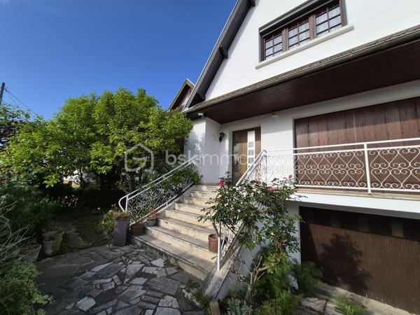 Dans le très recherché quartier des Fleurs, à seulement quelques minutes à pied des commerces, découvrez cette belle maison individuelle de 125 m², édifiée sur un terrain de 414 m², avec sous-sol total et garage.

Dès l’entrée, vous serez séduit par ses volumes généreux et son cachet, notamment son élégant sol en marbre rose.

Le rez-de-chaussée offre une spacieuse pièce de vie baignée de lumière, agrémentée d’une cheminée, idéale pour des moments chaleureux en famille. Elle s’ouvre à la fois sur un balcon d'un côté et une agréable terrasse de l'autre, parfaite pour profiter des beaux jours. Vous y trouverez également une grande cuisine aménagée en bois, une chambre, une salle de douche et un WC indépendant.

À l’étage, le palier dessert trois belles chambres dont deux de plus de 14 m², une salle de bain, une buanderie ainsi qu’un espace de rangement.

Le sous-sol total constitue un véritable atout avec un grand garage d’environ 40 m² et une cave à vin.

À l’extérieur, vous profiterez d’une vaste terrasse d’environ 30 m² avec barbecue intégré, idéale pour recevoir et partager des moments conviviaux. 

Les +++++++ : Beaux volumes dans chaque pièce, belle luminosité, la cheminée, sous-sol total avec grand garage, l'emplacement privilégié, à quelques minutes seulement à pied des commerces

N'attendez plus pour me contacter et organiser une visite