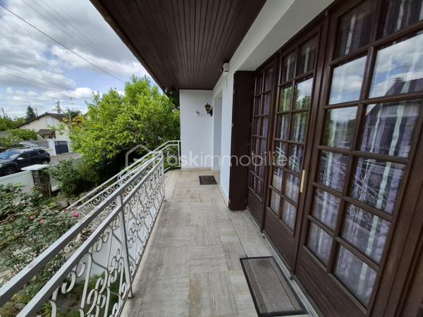 Dans le très recherché quartier des Fleurs, à seulement quelques minutes à pied des commerces, découvrez cette belle maison individuelle de 125 m², édifiée sur un terrain de 414 m², avec sous-sol total et garage.

Dès l’entrée, vous serez séduit par ses volumes généreux et son cachet, notamment son élégant sol en marbre rose.

Le rez-de-chaussée offre une spacieuse pièce de vie baignée de lumière, agrémentée d’une cheminée, idéale pour des moments chaleureux en famille. Elle s’ouvre à la fois sur un balcon d'un côté et une agréable terrasse de l'autre, parfaite pour profiter des beaux jours. Vous y trouverez également une grande cuisine aménagée en bois, une chambre, une salle de douche et un WC indépendant.

À l’étage, le palier dessert trois belles chambres dont deux de plus de 14 m², une salle de bain, une buanderie ainsi qu’un espace de rangement.

Le sous-sol total constitue un véritable atout avec un grand garage d’environ 40 m² et une cave à vin.

À l’extérieur, vous profiterez d’une vaste terrasse d’environ 30 m² avec barbecue intégré, idéale pour recevoir et partager des moments conviviaux. 

Les +++++++ : Beaux volumes dans chaque pièce, belle luminosité, la cheminée, sous-sol total avec grand garage, l'emplacement privilégié, à quelques minutes seulement à pied des commerces

N'attendez plus pour me contacter et organiser une visite