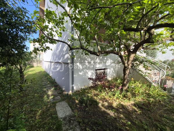 Dans le très recherché quartier des Fleurs, à seulement quelques minutes à pied des commerces, découvrez cette belle maison individuelle de 125 m², édifiée sur un terrain de 414 m², avec sous-sol total et garage.

Dès l’entrée, vous serez séduit par ses volumes généreux et son cachet, notamment son élégant sol en marbre rose.

Le rez-de-chaussée offre une spacieuse pièce de vie baignée de lumière, agrémentée d’une cheminée, idéale pour des moments chaleureux en famille. Elle s’ouvre à la fois sur un balcon d'un côté et une agréable terrasse de l'autre, parfaite pour profiter des beaux jours. Vous y trouverez également une grande cuisine aménagée en bois, une chambre, une salle de douche et un WC indépendant.

À l’étage, le palier dessert trois belles chambres dont deux de plus de 14 m², une salle de bain, une buanderie ainsi qu’un espace de rangement.

Le sous-sol total constitue un véritable atout avec un grand garage d’environ 40 m² et une cave à vin.

À l’extérieur, vous profiterez d’une vaste terrasse d’environ 30 m² avec barbecue intégré, idéale pour recevoir et partager des moments conviviaux. 

Les +++++++ : Beaux volumes dans chaque pièce, belle luminosité, la cheminée, sous-sol total avec grand garage, l'emplacement privilégié, à quelques minutes seulement à pied des commerces

N'attendez plus pour me contacter et organiser une visite