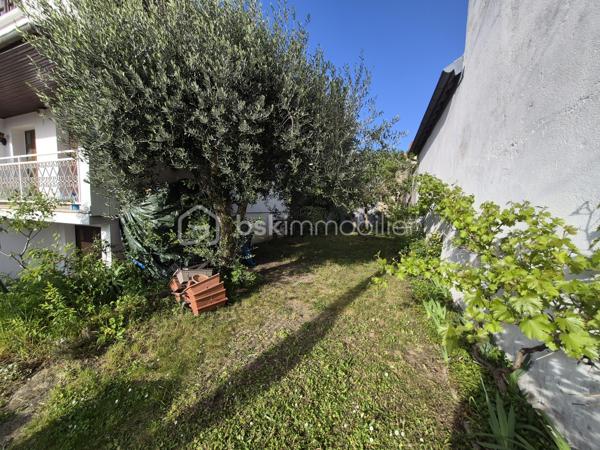 Dans le très recherché quartier des Fleurs, à seulement quelques minutes à pied des commerces, découvrez cette belle maison individuelle de 125 m², édifiée sur un terrain de 414 m², avec sous-sol total et garage.

Dès l’entrée, vous serez séduit par ses volumes généreux et son cachet, notamment son élégant sol en marbre rose.

Le rez-de-chaussée offre une spacieuse pièce de vie baignée de lumière, agrémentée d’une cheminée, idéale pour des moments chaleureux en famille. Elle s’ouvre à la fois sur un balcon d'un côté et une agréable terrasse de l'autre, parfaite pour profiter des beaux jours. Vous y trouverez également une grande cuisine aménagée en bois, une chambre, une salle de douche et un WC indépendant.

À l’étage, le palier dessert trois belles chambres dont deux de plus de 14 m², une salle de bain, une buanderie ainsi qu’un espace de rangement.

Le sous-sol total constitue un véritable atout avec un grand garage d’environ 40 m² et une cave à vin.

À l’extérieur, vous profiterez d’une vaste terrasse d’environ 30 m² avec barbecue intégré, idéale pour recevoir et partager des moments conviviaux. 

Les +++++++ : Beaux volumes dans chaque pièce, belle luminosité, la cheminée, sous-sol total avec grand garage, l'emplacement privilégié, à quelques minutes seulement à pied des commerces

N'attendez plus pour me contacter et organiser une visite