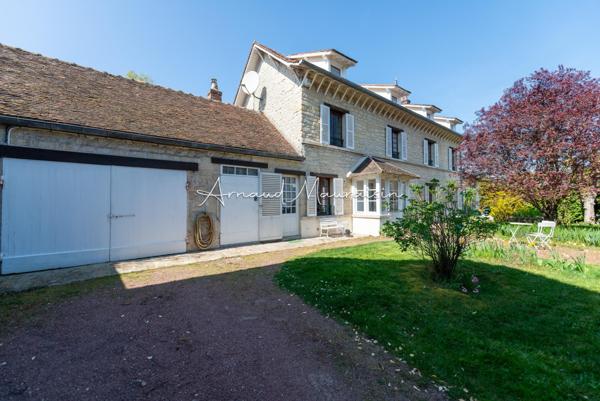 Belle propriété en pierre dans le centre village