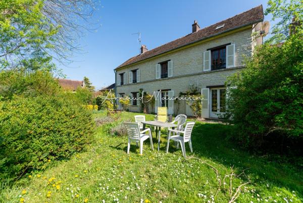 Belle propriété en pierre dans le centre village