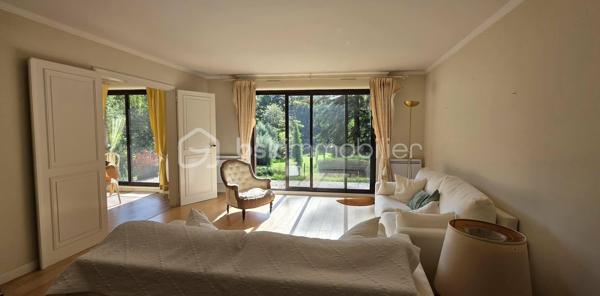 Vivre dans un parc arboré classé tout en étant connecté à l’hyper-centre lillois ? C’est le privilège rare qu’offre ce splendide rez-de-jardin de 98 m² situé dans une résidence privée et prisée au Rue Mirabeau à Mouvaux (59).
LE CADRE DE VIE : NATURE & SÉRÉNITÉ
Au cœur d'un parc privatif d'exception de plus de 1,7 hectare avec de grands arbres et un point d'eau, profitez d'une vue dégagée sans aucun vis-à-vis. La terrasse privée en rez-de-jardin prolonge directement les pièces de vie pour un sentiment d'espace unique et apaisant.
ACCESSIBILITÉ PARFAITE : TOUT À PIED & TRANSPORTS DIRECTS
Fini les contraintes de déplacement, l'emplacement est idéal : Tramway & Métro à 2 pas de la résidence, gare Lille-Flandres / Lille-Europe : à seulement 10 km (~15 min en voiture / direct en ~22 min de tramway), accès rapide aux commerces, écoles et axes majeurs de la métropole
L'APPARTEMENT T4— CONFORT & BELLES PRESTATIONS :
• Pièce de vie lumineuse et conviviale, largement ouverte sur l'extérieur
• Cuisine équipée avec accès direct à la terrasse
• Espace nuit (3 chambres) :
— Vaste suite parentale avec dressings et salle d’eau privative (douche, double vasque, WC), tournée vers le parc et la terrasse
— 2 chambres complémentaires confortables avec accès privés aux terrasses 
— Une seconde salle de bain indépendante
— Un autre toilette séparé
• Buanderie nombreux rangements
• Une cave et un double parking fermé sécurisé en rez-de-chaussée de la résidence viennent compléter les prestations.
Charges de copropriété mensuelle 250 € soit 3000€ pour l'année. 
Taxe foncière 2450 €. 
Un bien unique, atypique à mettre à votre goût pour exploiter tout son potentiel ! Appelez-moi !