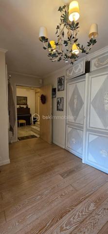 Vivre dans un parc arboré classé tout en étant connecté à l’hyper-centre lillois ? C’est le privilège rare qu’offre ce splendide rez-de-jardin de 98 m² situé dans une résidence privée et prisée au Rue Mirabeau à Mouvaux (59).
LE CADRE DE VIE : NATURE & SÉRÉNITÉ
Au cœur d'un parc privatif d'exception de plus de 1,7 hectare avec de grands arbres et un point d'eau, profitez d'une vue dégagée sans aucun vis-à-vis. La terrasse privée en rez-de-jardin prolonge directement les pièces de vie pour un sentiment d'espace unique et apaisant.
ACCESSIBILITÉ PARFAITE : TOUT À PIED & TRANSPORTS DIRECTS
Fini les contraintes de déplacement, l'emplacement est idéal : Tramway & Métro à 2 pas de la résidence, gare Lille-Flandres / Lille-Europe : à seulement 10 km (~15 min en voiture / direct en ~22 min de tramway), accès rapide aux commerces, écoles et axes majeurs de la métropole
L'APPARTEMENT T4— CONFORT & BELLES PRESTATIONS :
• Pièce de vie lumineuse et conviviale, largement ouverte sur l'extérieur
• Cuisine équipée avec accès direct à la terrasse
• Espace nuit (3 chambres) :
— Vaste suite parentale avec dressings et salle d’eau privative (douche, double vasque, WC), tournée vers le parc et la terrasse
— 2 chambres complémentaires confortables avec accès privés aux terrasses 
— Une seconde salle de bain indépendante
— Un autre toilette séparé
• Buanderie nombreux rangements
• Une cave et un double parking fermé sécurisé en rez-de-chaussée de la résidence viennent compléter les prestations.
Charges de copropriété mensuelle 250 € soit 3000€ pour l'année. 
Taxe foncière 2450 €. 
Un bien unique, atypique à mettre à votre goût pour exploiter tout son potentiel ! Appelez-moi !