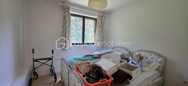 Vivre dans un parc arboré classé tout en étant connecté à l’hyper-centre lillois ? C’est le privilège rare qu’offre ce splendide rez-de-jardin de 98 m² situé dans une résidence privée et prisée au Rue Mirabeau à Mouvaux (59).
LE CADRE DE VIE : NATURE & SÉRÉNITÉ
Au cœur d'un parc privatif d'exception de plus de 1,7 hectare avec de grands arbres et un point d'eau, profitez d'une vue dégagée sans aucun vis-à-vis. La terrasse privée en rez-de-jardin prolonge directement les pièces de vie pour un sentiment d'espace unique et apaisant.
ACCESSIBILITÉ PARFAITE : TOUT À PIED & TRANSPORTS DIRECTS
Fini les contraintes de déplacement, l'emplacement est idéal : Tramway & Métro à 2 pas de la résidence, gare Lille-Flandres / Lille-Europe : à seulement 10 km (~15 min en voiture / direct en ~22 min de tramway), accès rapide aux commerces, écoles et axes majeurs de la métropole
L'APPARTEMENT T4— CONFORT & BELLES PRESTATIONS :
• Pièce de vie lumineuse et conviviale, largement ouverte sur l'extérieur
• Cuisine équipée avec accès direct à la terrasse
• Espace nuit (3 chambres) :
— Vaste suite parentale avec dressings et salle d’eau privative (douche, double vasque, WC), tournée vers le parc et la terrasse
— 2 chambres complémentaires confortables avec accès privés aux terrasses 
— Une seconde salle de bain indépendante
— Un autre toilette séparé
• Buanderie nombreux rangements
• Une cave et un double parking fermé sécurisé en rez-de-chaussée de la résidence viennent compléter les prestations.
Charges de copropriété mensuelle 250 € soit 3000€ pour l'année. 
Taxe foncière 2450 €. 
Un bien unique, atypique à mettre à votre goût pour exploiter tout son potentiel ! Appelez-moi !