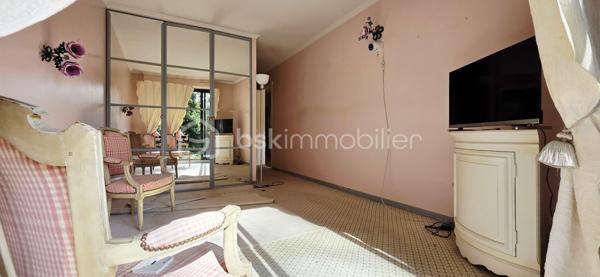 Vivre dans un parc arboré classé tout en étant connecté à l’hyper-centre lillois ? C’est le privilège rare qu’offre ce splendide rez-de-jardin de 98 m² situé dans une résidence privée et prisée au Rue Mirabeau à Mouvaux (59).
LE CADRE DE VIE : NATURE & SÉRÉNITÉ
Au cœur d'un parc privatif d'exception de plus de 1,7 hectare avec de grands arbres et un point d'eau, profitez d'une vue dégagée sans aucun vis-à-vis. La terrasse privée en rez-de-jardin prolonge directement les pièces de vie pour un sentiment d'espace unique et apaisant.
ACCESSIBILITÉ PARFAITE : TOUT À PIED & TRANSPORTS DIRECTS
Fini les contraintes de déplacement, l'emplacement est idéal : Tramway & Métro à 2 pas de la résidence, gare Lille-Flandres / Lille-Europe : à seulement 10 km (~15 min en voiture / direct en ~22 min de tramway), accès rapide aux commerces, écoles et axes majeurs de la métropole
L'APPARTEMENT T4— CONFORT & BELLES PRESTATIONS :
• Pièce de vie lumineuse et conviviale, largement ouverte sur l'extérieur
• Cuisine équipée avec accès direct à la terrasse
• Espace nuit (3 chambres) :
— Vaste suite parentale avec dressings et salle d’eau privative (douche, double vasque, WC), tournée vers le parc et la terrasse
— 2 chambres complémentaires confortables avec accès privés aux terrasses 
— Une seconde salle de bain indépendante
— Un autre toilette séparé
• Buanderie nombreux rangements
• Une cave et un double parking fermé sécurisé en rez-de-chaussée de la résidence viennent compléter les prestations.
Charges de copropriété mensuelle 250 € soit 3000€ pour l'année. 
Taxe foncière 2450 €. 
Un bien unique, atypique à mettre à votre goût pour exploiter tout son potentiel ! Appelez-moi !