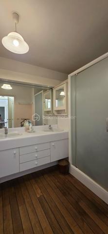 Vivre dans un parc arboré classé tout en étant connecté à l’hyper-centre lillois ? C’est le privilège rare qu’offre ce splendide rez-de-jardin de 98 m² situé dans une résidence privée et prisée au Rue Mirabeau à Mouvaux (59).
LE CADRE DE VIE : NATURE & SÉRÉNITÉ
Au cœur d'un parc privatif d'exception de plus de 1,7 hectare avec de grands arbres et un point d'eau, profitez d'une vue dégagée sans aucun vis-à-vis. La terrasse privée en rez-de-jardin prolonge directement les pièces de vie pour un sentiment d'espace unique et apaisant.
ACCESSIBILITÉ PARFAITE : TOUT À PIED & TRANSPORTS DIRECTS
Fini les contraintes de déplacement, l'emplacement est idéal : Tramway & Métro à 2 pas de la résidence, gare Lille-Flandres / Lille-Europe : à seulement 10 km (~15 min en voiture / direct en ~22 min de tramway), accès rapide aux commerces, écoles et axes majeurs de la métropole
L'APPARTEMENT T4— CONFORT & BELLES PRESTATIONS :
• Pièce de vie lumineuse et conviviale, largement ouverte sur l'extérieur
• Cuisine équipée avec accès direct à la terrasse
• Espace nuit (3 chambres) :
— Vaste suite parentale avec dressings et salle d’eau privative (douche, double vasque, WC), tournée vers le parc et la terrasse
— 2 chambres complémentaires confortables avec accès privés aux terrasses 
— Une seconde salle de bain indépendante
— Un autre toilette séparé
• Buanderie nombreux rangements
• Une cave et un double parking fermé sécurisé en rez-de-chaussée de la résidence viennent compléter les prestations.
Charges de copropriété mensuelle 250 € soit 3000€ pour l'année. 
Taxe foncière 2450 €. 
Un bien unique, atypique à mettre à votre goût pour exploiter tout son potentiel ! Appelez-moi !