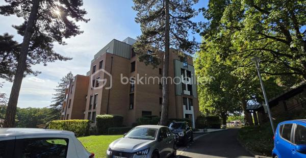 Vivre dans un parc arboré classé tout en étant connecté à l’hyper-centre lillois ? C’est le privilège rare qu’offre ce splendide rez-de-jardin de 98 m² situé dans une résidence privée et prisée au Rue Mirabeau à Mouvaux (59).
LE CADRE DE VIE : NATURE & SÉRÉNITÉ
Au cœur d'un parc privatif d'exception de plus de 1,7 hectare avec de grands arbres et un point d'eau, profitez d'une vue dégagée sans aucun vis-à-vis. La terrasse privée en rez-de-jardin prolonge directement les pièces de vie pour un sentiment d'espace unique et apaisant.
ACCESSIBILITÉ PARFAITE : TOUT À PIED & TRANSPORTS DIRECTS
Fini les contraintes de déplacement, l'emplacement est idéal : Tramway & Métro à 2 pas de la résidence, gare Lille-Flandres / Lille-Europe : à seulement 10 km (~15 min en voiture / direct en ~22 min de tramway), accès rapide aux commerces, écoles et axes majeurs de la métropole
L'APPARTEMENT T4— CONFORT & BELLES PRESTATIONS :
• Pièce de vie lumineuse et conviviale, largement ouverte sur l'extérieur
• Cuisine équipée avec accès direct à la terrasse
• Espace nuit (3 chambres) :
— Vaste suite parentale avec dressings et salle d’eau privative (douche, double vasque, WC), tournée vers le parc et la terrasse
— 2 chambres complémentaires confortables avec accès privés aux terrasses 
— Une seconde salle de bain indépendante
— Un autre toilette séparé
• Buanderie nombreux rangements
• Une cave et un double parking fermé sécurisé en rez-de-chaussée de la résidence viennent compléter les prestations.
Charges de copropriété mensuelle 250 € soit 3000€ pour l'année. 
Taxe foncière 2450 €. 
Un bien unique, atypique à mettre à votre goût pour exploiter tout son potentiel ! Appelez-moi !