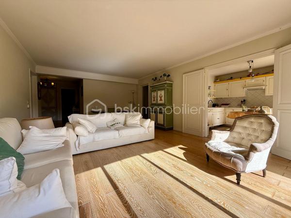 Vivre dans un parc arboré classé tout en étant connecté à l’hyper-centre lillois ? C’est le privilège rare qu’offre ce splendide rez-de-jardin de 98 m² situé dans une résidence privée et prisée au Rue Mirabeau à Mouvaux (59).
LE CADRE DE VIE : NATURE & SÉRÉNITÉ
Au cœur d'un parc privatif d'exception de plus de 1,7 hectare avec de grands arbres et un point d'eau, profitez d'une vue dégagée sans aucun vis-à-vis. La terrasse privée en rez-de-jardin prolonge directement les pièces de vie pour un sentiment d'espace unique et apaisant.
ACCESSIBILITÉ PARFAITE : TOUT À PIED & TRANSPORTS DIRECTS
Fini les contraintes de déplacement, l'emplacement est idéal : Tramway & Métro à 2 pas de la résidence, gare Lille-Flandres / Lille-Europe : à seulement 10 km (~15 min en voiture / direct en ~22 min de tramway), accès rapide aux commerces, écoles et axes majeurs de la métropole
L'APPARTEMENT T4— CONFORT & BELLES PRESTATIONS :
• Pièce de vie lumineuse et conviviale, largement ouverte sur l'extérieur
• Cuisine équipée avec accès direct à la terrasse
• Espace nuit (3 chambres) :
— Vaste suite parentale avec dressings et salle d’eau privative (douche, double vasque, WC), tournée vers le parc et la terrasse
— 2 chambres complémentaires confortables avec accès privés aux terrasses 
— Une seconde salle de bain indépendante
— Un autre toilette séparé
• Buanderie nombreux rangements
• Une cave et un double parking fermé sécurisé en rez-de-chaussée de la résidence viennent compléter les prestations.
Charges de copropriété mensuelle 250 € soit 3000€ pour l'année. 
Taxe foncière 2450 €. 
Un bien unique, atypique à mettre à votre goût pour exploiter tout son potentiel ! Appelez-moi !