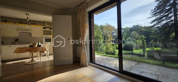 Vivre dans un parc arboré classé tout en étant connecté à l’hyper-centre lillois ? C’est le privilège rare qu’offre ce splendide rez-de-jardin de 98 m² situé dans une résidence privée et prisée au Rue Mirabeau à Mouvaux (59).
LE CADRE DE VIE : NATURE & SÉRÉNITÉ
Au cœur d'un parc privatif d'exception de plus de 1,7 hectare avec de grands arbres et un point d'eau, profitez d'une vue dégagée sans aucun vis-à-vis. La terrasse privée en rez-de-jardin prolonge directement les pièces de vie pour un sentiment d'espace unique et apaisant.
ACCESSIBILITÉ PARFAITE : TOUT À PIED & TRANSPORTS DIRECTS
Fini les contraintes de déplacement, l'emplacement est idéal : Tramway & Métro à 2 pas de la résidence, gare Lille-Flandres / Lille-Europe : à seulement 10 km (~15 min en voiture / direct en ~22 min de tramway), accès rapide aux commerces, écoles et axes majeurs de la métropole
L'APPARTEMENT T4— CONFORT & BELLES PRESTATIONS :
• Pièce de vie lumineuse et conviviale, largement ouverte sur l'extérieur
• Cuisine équipée avec accès direct à la terrasse
• Espace nuit (3 chambres) :
— Vaste suite parentale avec dressings et salle d’eau privative (douche, double vasque, WC), tournée vers le parc et la terrasse
— 2 chambres complémentaires confortables avec accès privés aux terrasses 
— Une seconde salle de bain indépendante
— Un autre toilette séparé
• Buanderie nombreux rangements
• Une cave et un double parking fermé sécurisé en rez-de-chaussée de la résidence viennent compléter les prestations.
Charges de copropriété mensuelle 250 € soit 3000€ pour l'année. 
Taxe foncière 2450 €. 
Un bien unique, atypique à mettre à votre goût pour exploiter tout son potentiel ! Appelez-moi !