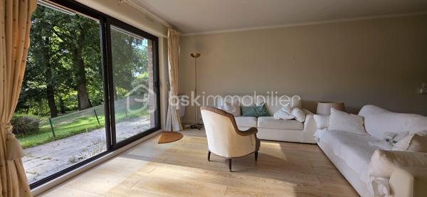 Vivre dans un parc arboré classé tout en étant connecté à l’hyper-centre lillois ? C’est le privilège rare qu’offre ce splendide rez-de-jardin de 98 m² situé dans une résidence privée et prisée au Rue Mirabeau à Mouvaux (59).
LE CADRE DE VIE : NATURE & SÉRÉNITÉ
Au cœur d'un parc privatif d'exception de plus de 1,7 hectare avec de grands arbres et un point d'eau, profitez d'une vue dégagée sans aucun vis-à-vis. La terrasse privée en rez-de-jardin prolonge directement les pièces de vie pour un sentiment d'espace unique et apaisant.
ACCESSIBILITÉ PARFAITE : TOUT À PIED & TRANSPORTS DIRECTS
Fini les contraintes de déplacement, l'emplacement est idéal : Tramway & Métro à 2 pas de la résidence, gare Lille-Flandres / Lille-Europe : à seulement 10 km (~15 min en voiture / direct en ~22 min de tramway), accès rapide aux commerces, écoles et axes majeurs de la métropole
L'APPARTEMENT T4— CONFORT & BELLES PRESTATIONS :
• Pièce de vie lumineuse et conviviale, largement ouverte sur l'extérieur
• Cuisine équipée avec accès direct à la terrasse
• Espace nuit (3 chambres) :
— Vaste suite parentale avec dressings et salle d’eau privative (douche, double vasque, WC), tournée vers le parc et la terrasse
— 2 chambres complémentaires confortables avec accès privés aux terrasses 
— Une seconde salle de bain indépendante
— Un autre toilette séparé
• Buanderie nombreux rangements
• Une cave et un double parking fermé sécurisé en rez-de-chaussée de la résidence viennent compléter les prestations.
Charges de copropriété mensuelle 250 € soit 3000€ pour l'année. 
Taxe foncière 2450 €. 
Un bien unique, atypique à mettre à votre goût pour exploiter tout son potentiel ! Appelez-moi !