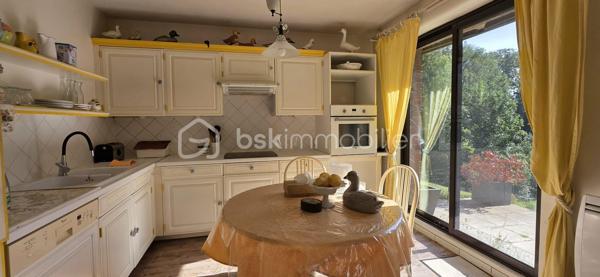 Vivre dans un parc arboré classé tout en étant connecté à l’hyper-centre lillois ? C’est le privilège rare qu’offre ce splendide rez-de-jardin de 98 m² situé dans une résidence privée et prisée au Rue Mirabeau à Mouvaux (59).
LE CADRE DE VIE : NATURE & SÉRÉNITÉ
Au cœur d'un parc privatif d'exception de plus de 1,7 hectare avec de grands arbres et un point d'eau, profitez d'une vue dégagée sans aucun vis-à-vis. La terrasse privée en rez-de-jardin prolonge directement les pièces de vie pour un sentiment d'espace unique et apaisant.
ACCESSIBILITÉ PARFAITE : TOUT À PIED & TRANSPORTS DIRECTS
Fini les contraintes de déplacement, l'emplacement est idéal : Tramway & Métro à 2 pas de la résidence, gare Lille-Flandres / Lille-Europe : à seulement 10 km (~15 min en voiture / direct en ~22 min de tramway), accès rapide aux commerces, écoles et axes majeurs de la métropole
L'APPARTEMENT T4— CONFORT & BELLES PRESTATIONS :
• Pièce de vie lumineuse et conviviale, largement ouverte sur l'extérieur
• Cuisine équipée avec accès direct à la terrasse
• Espace nuit (3 chambres) :
— Vaste suite parentale avec dressings et salle d’eau privative (douche, double vasque, WC), tournée vers le parc et la terrasse
— 2 chambres complémentaires confortables avec accès privés aux terrasses 
— Une seconde salle de bain indépendante
— Un autre toilette séparé
• Buanderie nombreux rangements
• Une cave et un double parking fermé sécurisé en rez-de-chaussée de la résidence viennent compléter les prestations.
Charges de copropriété mensuelle 250 € soit 3000€ pour l'année. 
Taxe foncière 2450 €. 
Un bien unique, atypique à mettre à votre goût pour exploiter tout son potentiel ! Appelez-moi !