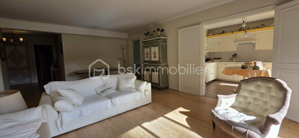 Vivre dans un parc arboré classé tout en étant connecté à l’hyper-centre lillois ? C’est le privilège rare qu’offre ce splendide rez-de-jardin de 98 m² situé dans une résidence privée et prisée au Rue Mirabeau à Mouvaux (59).
LE CADRE DE VIE : NATURE & SÉRÉNITÉ
Au cœur d'un parc privatif d'exception de plus de 1,7 hectare avec de grands arbres et un point d'eau, profitez d'une vue dégagée sans aucun vis-à-vis. La terrasse privée en rez-de-jardin prolonge directement les pièces de vie pour un sentiment d'espace unique et apaisant.
ACCESSIBILITÉ PARFAITE : TOUT À PIED & TRANSPORTS DIRECTS
Fini les contraintes de déplacement, l'emplacement est idéal : Tramway & Métro à 2 pas de la résidence, gare Lille-Flandres / Lille-Europe : à seulement 10 km (~15 min en voiture / direct en ~22 min de tramway), accès rapide aux commerces, écoles et axes majeurs de la métropole
L'APPARTEMENT T4— CONFORT & BELLES PRESTATIONS :
• Pièce de vie lumineuse et conviviale, largement ouverte sur l'extérieur
• Cuisine équipée avec accès direct à la terrasse
• Espace nuit (3 chambres) :
— Vaste suite parentale avec dressings et salle d’eau privative (douche, double vasque, WC), tournée vers le parc et la terrasse
— 2 chambres complémentaires confortables avec accès privés aux terrasses 
— Une seconde salle de bain indépendante
— Un autre toilette séparé
• Buanderie nombreux rangements
• Une cave et un double parking fermé sécurisé en rez-de-chaussée de la résidence viennent compléter les prestations.
Charges de copropriété mensuelle 250 € soit 3000€ pour l'année. 
Taxe foncière 2450 €. 
Un bien unique, atypique à mettre à votre goût pour exploiter tout son potentiel ! Appelez-moi !