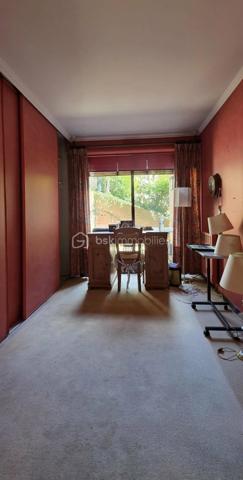 Vivre dans un parc arboré classé tout en étant connecté à l’hyper-centre lillois ? C’est le privilège rare qu’offre ce splendide rez-de-jardin de 98 m² situé dans une résidence privée et prisée au Rue Mirabeau à Mouvaux (59).
LE CADRE DE VIE : NATURE & SÉRÉNITÉ
Au cœur d'un parc privatif d'exception de plus de 1,7 hectare avec de grands arbres et un point d'eau, profitez d'une vue dégagée sans aucun vis-à-vis. La terrasse privée en rez-de-jardin prolonge directement les pièces de vie pour un sentiment d'espace unique et apaisant.
ACCESSIBILITÉ PARFAITE : TOUT À PIED & TRANSPORTS DIRECTS
Fini les contraintes de déplacement, l'emplacement est idéal : Tramway & Métro à 2 pas de la résidence, gare Lille-Flandres / Lille-Europe : à seulement 10 km (~15 min en voiture / direct en ~22 min de tramway), accès rapide aux commerces, écoles et axes majeurs de la métropole
L'APPARTEMENT T4— CONFORT & BELLES PRESTATIONS :
• Pièce de vie lumineuse et conviviale, largement ouverte sur l'extérieur
• Cuisine équipée avec accès direct à la terrasse
• Espace nuit (3 chambres) :
— Vaste suite parentale avec dressings et salle d’eau privative (douche, double vasque, WC), tournée vers le parc et la terrasse
— 2 chambres complémentaires confortables avec accès privés aux terrasses 
— Une seconde salle de bain indépendante
— Un autre toilette séparé
• Buanderie nombreux rangements
• Une cave et un double parking fermé sécurisé en rez-de-chaussée de la résidence viennent compléter les prestations.
Charges de copropriété mensuelle 250 € soit 3000€ pour l'année. 
Taxe foncière 2450 €. 
Un bien unique, atypique à mettre à votre goût pour exploiter tout son potentiel ! Appelez-moi !