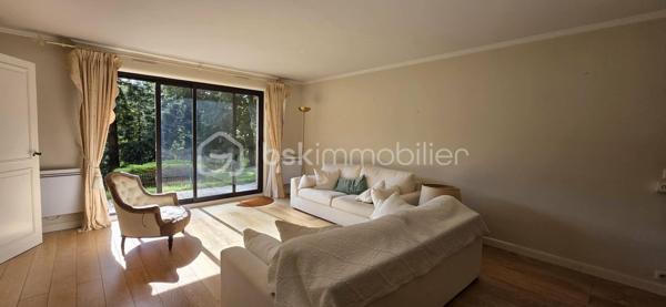 Vivre dans un parc arboré classé tout en étant connecté à l’hyper-centre lillois ? C’est le privilège rare qu’offre ce splendide rez-de-jardin de 98 m² situé dans une résidence privée et prisée au Rue Mirabeau à Mouvaux (59).
LE CADRE DE VIE : NATURE & SÉRÉNITÉ
Au cœur d'un parc privatif d'exception de plus de 1,7 hectare avec de grands arbres et un point d'eau, profitez d'une vue dégagée sans aucun vis-à-vis. La terrasse privée en rez-de-jardin prolonge directement les pièces de vie pour un sentiment d'espace unique et apaisant.
ACCESSIBILITÉ PARFAITE : TOUT À PIED & TRANSPORTS DIRECTS
Fini les contraintes de déplacement, l'emplacement est idéal : Tramway & Métro à 2 pas de la résidence, gare Lille-Flandres / Lille-Europe : à seulement 10 km (~15 min en voiture / direct en ~22 min de tramway), accès rapide aux commerces, écoles et axes majeurs de la métropole
L'APPARTEMENT T4— CONFORT & BELLES PRESTATIONS :
• Pièce de vie lumineuse et conviviale, largement ouverte sur l'extérieur
• Cuisine équipée avec accès direct à la terrasse
• Espace nuit (3 chambres) :
— Vaste suite parentale avec dressings et salle d’eau privative (douche, double vasque, WC), tournée vers le parc et la terrasse
— 2 chambres complémentaires confortables avec accès privés aux terrasses 
— Une seconde salle de bain indépendante
— Un autre toilette séparé
• Buanderie nombreux rangements
• Une cave et un double parking fermé sécurisé en rez-de-chaussée de la résidence viennent compléter les prestations.
Charges de copropriété mensuelle 250 € soit 3000€ pour l'année. 
Taxe foncière 2450 €. 
Un bien unique, atypique à mettre à votre goût pour exploiter tout son potentiel ! Appelez-moi !