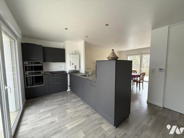 Tours sud, très bel appartement T3 (65m²) au dernier étage d'une résidence récente (2019), terrasse.