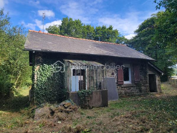Vous recherchez un projet de rénovation avec un petit budget ? Cette maison en pierre, inhabitée depuis plusieurs années, offre un beau potentiel pour les amateurs de travaux ou les investisseurs.

La maison se compose de trois pièces, complétées par un débarras. Les toilettes sont situées à l’exétieur. La charpente est à refaire, et une rénovation complète est à prévoir.

Implantée sur un terrain de 1 447 m², cette propriété bénéficie d’un espace extérieur appréciable. Située sur un axe de circulation, elle conviendra davantage à un projet locatif, un pied-à-terre ou une résidence après réhabilitation.

Les plus : 
- Maison en pierre de caractère
- Petit prix d’acquisition
- Terrain de 1 447 m² séparé par une voie 
- Fort potentiel après travaux

À prévoir : 
- Rénovation complète
- Réfection de la charpente
- Modernisation des équipements et aménagements

Prix : 28 900 €

Une opportunité rare pour les bricoleurs avertis ou les investisseurs à la recherche d’un bien à fort potentiel.