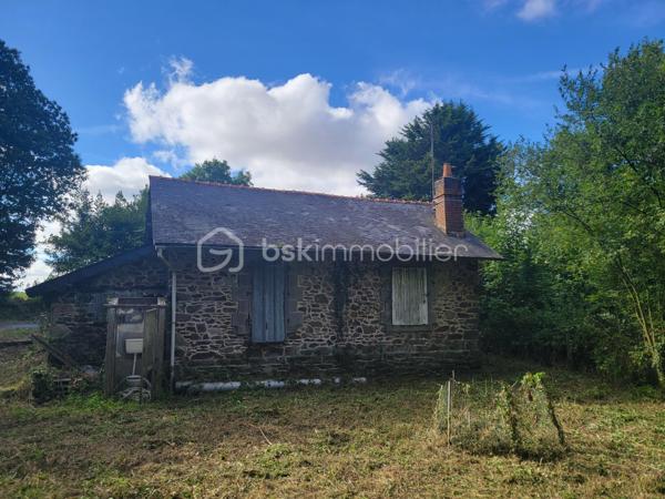 Vous recherchez un projet de rénovation avec un petit budget ? Cette maison en pierre, inhabitée depuis plusieurs années, offre un beau potentiel pour les amateurs de travaux ou les investisseurs.

La maison se compose de trois pièces, complétées par un débarras. Les toilettes sont situées à l’exétieur. La charpente est à refaire, et une rénovation complète est à prévoir.

Implantée sur un terrain de 1 447 m², cette propriété bénéficie d’un espace extérieur appréciable. Située sur un axe de circulation, elle conviendra davantage à un projet locatif, un pied-à-terre ou une résidence après réhabilitation.

Les plus : 
- Maison en pierre de caractère
- Petit prix d’acquisition
- Terrain de 1 447 m² séparé par une voie 
- Fort potentiel après travaux

À prévoir : 
- Rénovation complète
- Réfection de la charpente
- Modernisation des équipements et aménagements

Prix : 28 900 €

Une opportunité rare pour les bricoleurs avertis ou les investisseurs à la recherche d’un bien à fort potentiel.