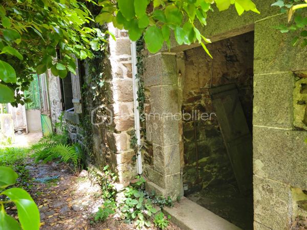 Vous recherchez un projet de rénovation avec un petit budget ? Cette maison en pierre, inhabitée depuis plusieurs années, offre un beau potentiel pour les amateurs de travaux ou les investisseurs.

La maison se compose de trois pièces, complétées par un débarras. Les toilettes sont situées à l’exétieur. La charpente est à refaire, et une rénovation complète est à prévoir.

Implantée sur un terrain de 1 447 m², cette propriété bénéficie d’un espace extérieur appréciable. Située sur un axe de circulation, elle conviendra davantage à un projet locatif, un pied-à-terre ou une résidence après réhabilitation.

Les plus : 
- Maison en pierre de caractère
- Petit prix d’acquisition
- Terrain de 1 447 m² séparé par une voie 
- Fort potentiel après travaux

À prévoir : 
- Rénovation complète
- Réfection de la charpente
- Modernisation des équipements et aménagements

Prix : 28 900 €

Une opportunité rare pour les bricoleurs avertis ou les investisseurs à la recherche d’un bien à fort potentiel.