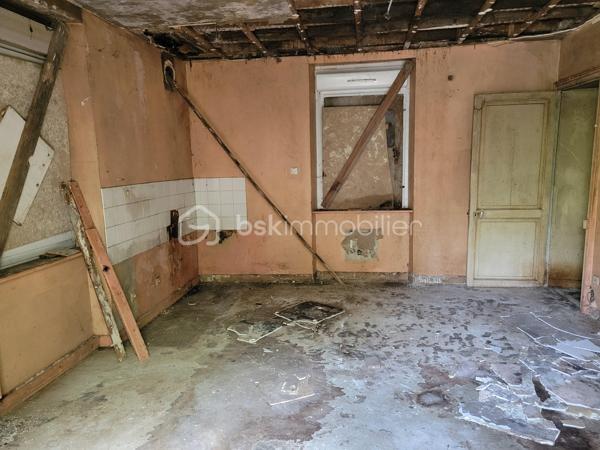 Vous recherchez un projet de rénovation avec un petit budget ? Cette maison en pierre, inhabitée depuis plusieurs années, offre un beau potentiel pour les amateurs de travaux ou les investisseurs.

La maison se compose de trois pièces, complétées par un débarras. Les toilettes sont situées à l’exétieur. La charpente est à refaire, et une rénovation complète est à prévoir.

Implantée sur un terrain de 1 447 m², cette propriété bénéficie d’un espace extérieur appréciable. Située sur un axe de circulation, elle conviendra davantage à un projet locatif, un pied-à-terre ou une résidence après réhabilitation.

Les plus : 
- Maison en pierre de caractère
- Petit prix d’acquisition
- Terrain de 1 447 m² séparé par une voie 
- Fort potentiel après travaux

À prévoir : 
- Rénovation complète
- Réfection de la charpente
- Modernisation des équipements et aménagements

Prix : 28 900 €

Une opportunité rare pour les bricoleurs avertis ou les investisseurs à la recherche d’un bien à fort potentiel.