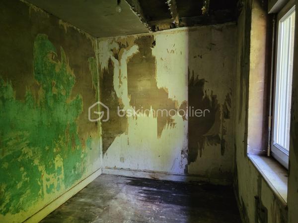 Vous recherchez un projet de rénovation avec un petit budget ? Cette maison en pierre, inhabitée depuis plusieurs années, offre un beau potentiel pour les amateurs de travaux ou les investisseurs.

La maison se compose de trois pièces, complétées par un débarras. Les toilettes sont situées à l’exétieur. La charpente est à refaire, et une rénovation complète est à prévoir.

Implantée sur un terrain de 1 447 m², cette propriété bénéficie d’un espace extérieur appréciable. Située sur un axe de circulation, elle conviendra davantage à un projet locatif, un pied-à-terre ou une résidence après réhabilitation.

Les plus : 
- Maison en pierre de caractère
- Petit prix d’acquisition
- Terrain de 1 447 m² séparé par une voie 
- Fort potentiel après travaux

À prévoir : 
- Rénovation complète
- Réfection de la charpente
- Modernisation des équipements et aménagements

Prix : 28 900 €

Une opportunité rare pour les bricoleurs avertis ou les investisseurs à la recherche d’un bien à fort potentiel.