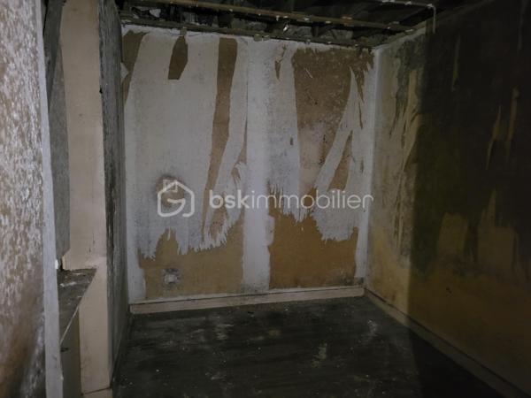 Vous recherchez un projet de rénovation avec un petit budget ? Cette maison en pierre, inhabitée depuis plusieurs années, offre un beau potentiel pour les amateurs de travaux ou les investisseurs.

La maison se compose de trois pièces, complétées par un débarras. Les toilettes sont situées à l’exétieur. La charpente est à refaire, et une rénovation complète est à prévoir.

Implantée sur un terrain de 1 447 m², cette propriété bénéficie d’un espace extérieur appréciable. Située sur un axe de circulation, elle conviendra davantage à un projet locatif, un pied-à-terre ou une résidence après réhabilitation.

Les plus : 
- Maison en pierre de caractère
- Petit prix d’acquisition
- Terrain de 1 447 m² séparé par une voie 
- Fort potentiel après travaux

À prévoir : 
- Rénovation complète
- Réfection de la charpente
- Modernisation des équipements et aménagements

Prix : 28 900 €

Une opportunité rare pour les bricoleurs avertis ou les investisseurs à la recherche d’un bien à fort potentiel.