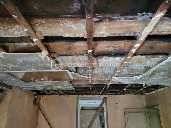 Vous recherchez un projet de rénovation avec un petit budget ? Cette maison en pierre, inhabitée depuis plusieurs années, offre un beau potentiel pour les amateurs de travaux ou les investisseurs.

La maison se compose de trois pièces, complétées par un débarras. Les toilettes sont situées à l’exétieur. La charpente est à refaire, et une rénovation complète est à prévoir.

Implantée sur un terrain de 1 447 m², cette propriété bénéficie d’un espace extérieur appréciable. Située sur un axe de circulation, elle conviendra davantage à un projet locatif, un pied-à-terre ou une résidence après réhabilitation.

Les plus : 
- Maison en pierre de caractère
- Petit prix d’acquisition
- Terrain de 1 447 m² séparé par une voie 
- Fort potentiel après travaux

À prévoir : 
- Rénovation complète
- Réfection de la charpente
- Modernisation des équipements et aménagements

Prix : 28 900 €

Une opportunité rare pour les bricoleurs avertis ou les investisseurs à la recherche d’un bien à fort potentiel.