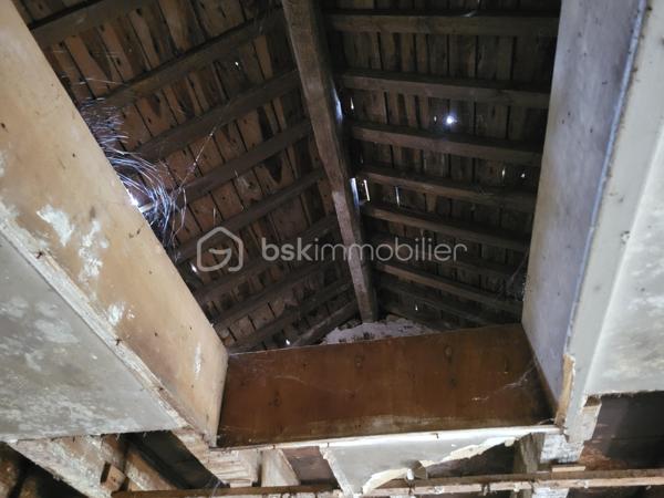 Vous recherchez un projet de rénovation avec un petit budget ? Cette maison en pierre, inhabitée depuis plusieurs années, offre un beau potentiel pour les amateurs de travaux ou les investisseurs.

La maison se compose de trois pièces, complétées par un débarras. Les toilettes sont situées à l’exétieur. La charpente est à refaire, et une rénovation complète est à prévoir.

Implantée sur un terrain de 1 447 m², cette propriété bénéficie d’un espace extérieur appréciable. Située sur un axe de circulation, elle conviendra davantage à un projet locatif, un pied-à-terre ou une résidence après réhabilitation.

Les plus : 
- Maison en pierre de caractère
- Petit prix d’acquisition
- Terrain de 1 447 m² séparé par une voie 
- Fort potentiel après travaux

À prévoir : 
- Rénovation complète
- Réfection de la charpente
- Modernisation des équipements et aménagements

Prix : 28 900 €

Une opportunité rare pour les bricoleurs avertis ou les investisseurs à la recherche d’un bien à fort potentiel.