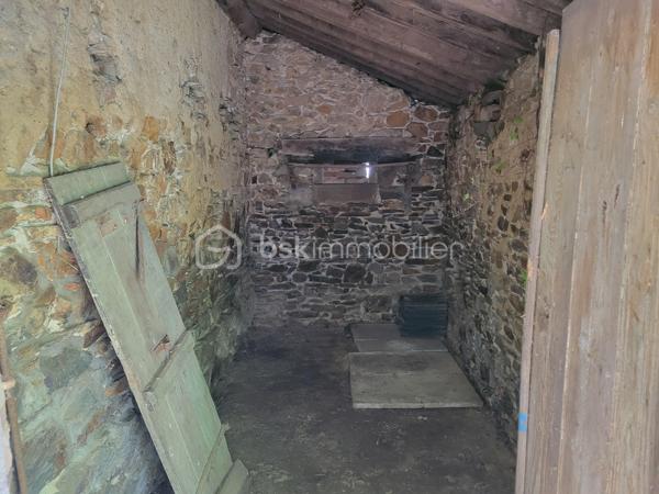 Vous recherchez un projet de rénovation avec un petit budget ? Cette maison en pierre, inhabitée depuis plusieurs années, offre un beau potentiel pour les amateurs de travaux ou les investisseurs.

La maison se compose de trois pièces, complétées par un débarras. Les toilettes sont situées à l’exétieur. La charpente est à refaire, et une rénovation complète est à prévoir.

Implantée sur un terrain de 1 447 m², cette propriété bénéficie d’un espace extérieur appréciable. Située sur un axe de circulation, elle conviendra davantage à un projet locatif, un pied-à-terre ou une résidence après réhabilitation.

Les plus : 
- Maison en pierre de caractère
- Petit prix d’acquisition
- Terrain de 1 447 m² séparé par une voie 
- Fort potentiel après travaux

À prévoir : 
- Rénovation complète
- Réfection de la charpente
- Modernisation des équipements et aménagements

Prix : 28 900 €

Une opportunité rare pour les bricoleurs avertis ou les investisseurs à la recherche d’un bien à fort potentiel.