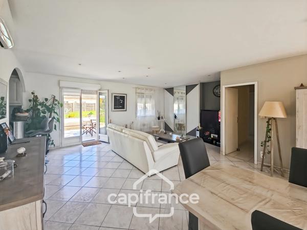 Belle villa de plain-pied de 96m² à Roquefort, 3 chambres, piscine et carport