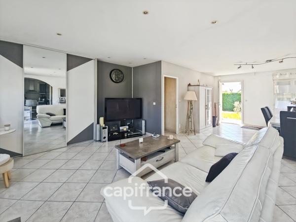 Belle villa de plain-pied de 96m² à Roquefort, 3 chambres, piscine et carport