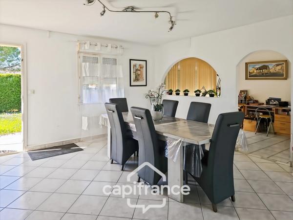 Belle villa de plain-pied de 96m² à Roquefort, 3 chambres, piscine et carport